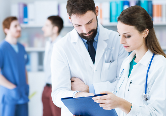 imagen6 Imagen de dos trabajadores sanitarios valorando un expediente médico