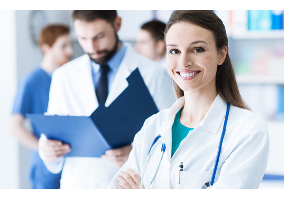 imagen8 Imagen de una trabajadora sanitaria mirando a cámara