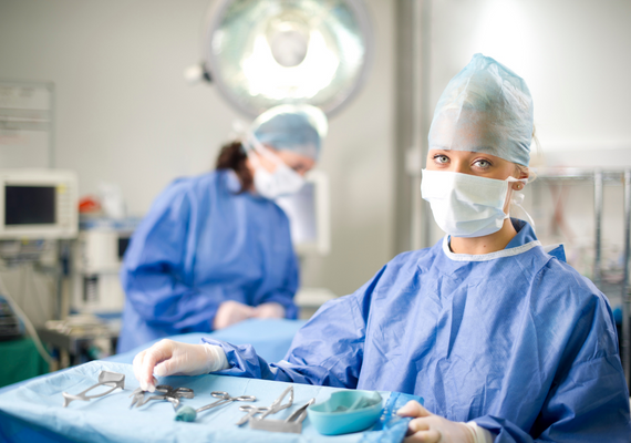 AUXILIARES Imagen de dos auxiliares sanitarios preparando una operación