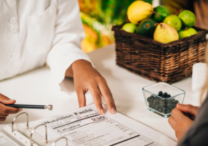 Imagen de un médico indicando la nutrición que tienen que seguir un paciente