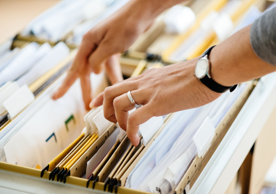 FOTO FORMACION 7 Imagen de un personal sanitario buscando en un archivador