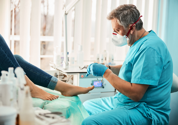 PODOLOGOS Imagen de un podólogo trabajando con una paciente