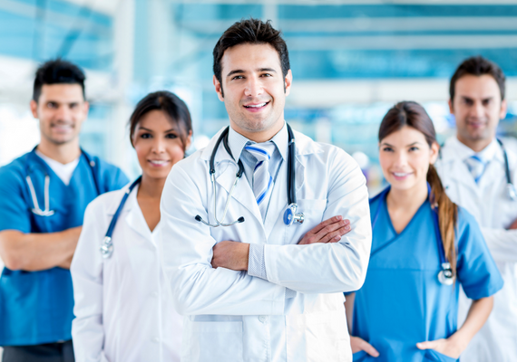 PREGUNTAS FRECUENTES Imagen de un grupo de profesionales sanitarios sonriendo a cámara